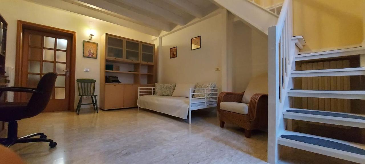 Holiday House Nel Cuore Di Bari Exterior foto